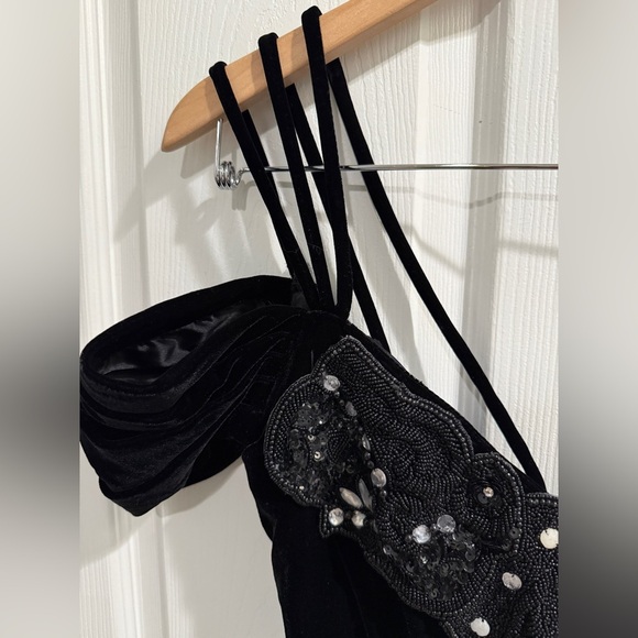 VTG Elegant Black Velvet Dress with Sequin Detailing Sweetheart 🖤 - Picture 4 of 6